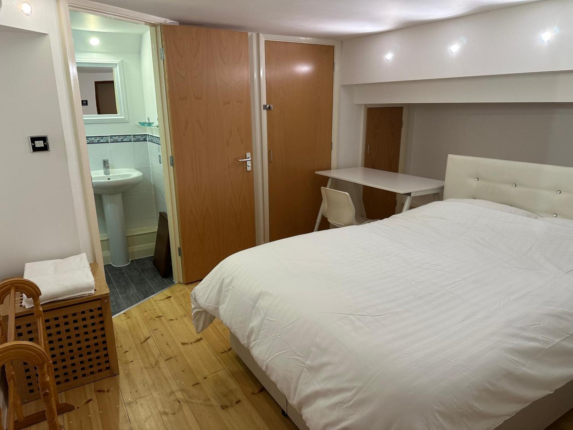 Centre 3 Bedrooms With Parking Nottingham