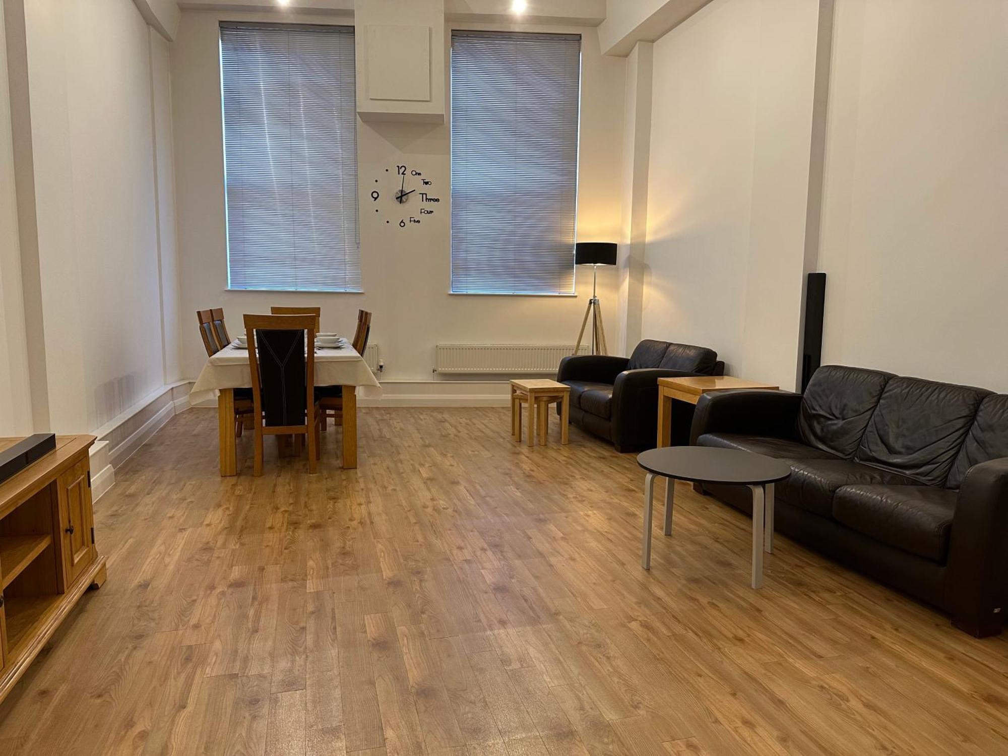 Centre 3 Bedrooms With Parking Апартаменты *